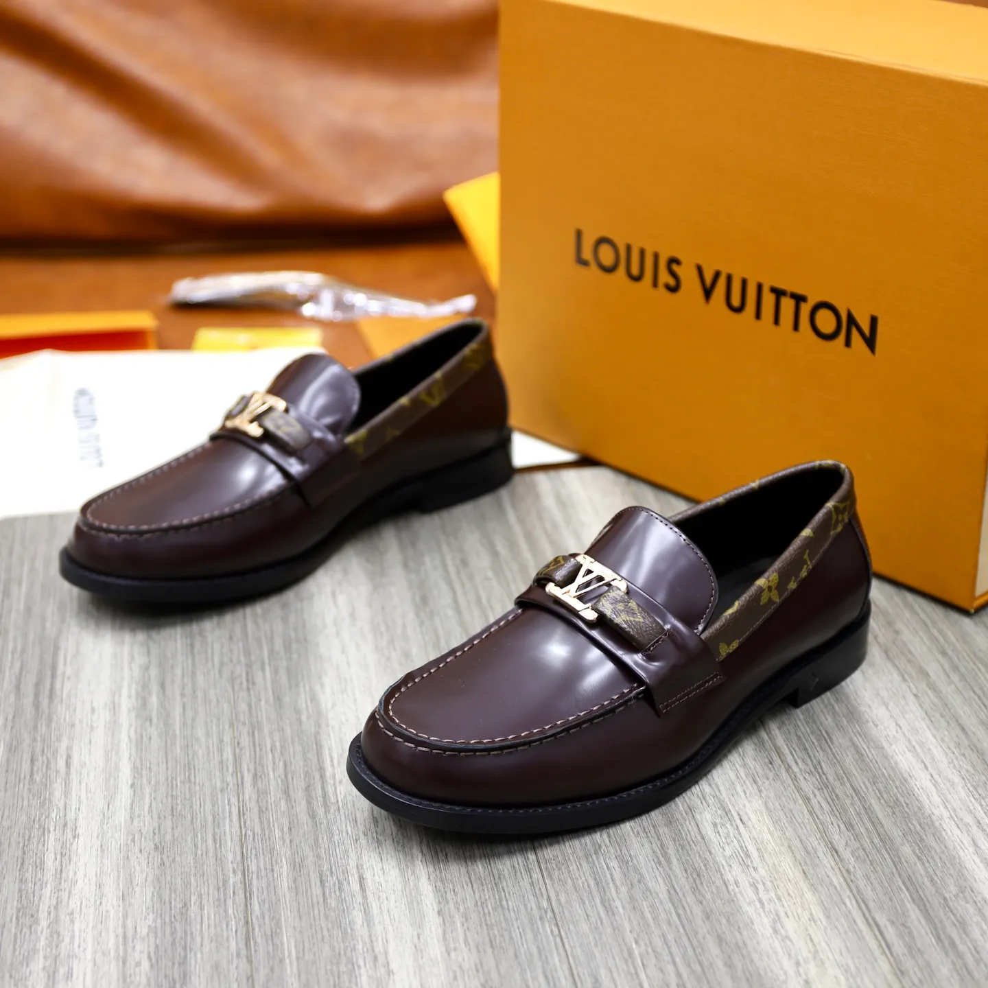 Men's shoes 💰: 💰900LV Louis Vuitton slip-on loafers, top quality products produced in Dongguan, ready for sale! This LV Glove loafer is made of selected soft cowhide, with a slightly wrinkled leather surface and a very high-end texture. Each pair is unique. The leather surface is light and soft, with a fine texture and good luster. It is a classic loafer style, with exquisite handmade mark stitching on the toe, and a square toe configuration to highlight the classic style. The horizontal band has hot-printed LV three-dimensional letters, semi-solid handcrafts and a genuine leather outsole, and a rubber patch on the heel to create wear-resistant performance and comfort. One of the must-have loafers for men! Comes with full original packaging! Code number: 38-39-40-41-42-43-44 (38, 45, 46 customized) standard leather shoe code